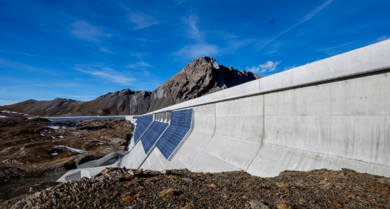 海拔近2500米 阿尔卑斯山水坝上的垂直光伏电站