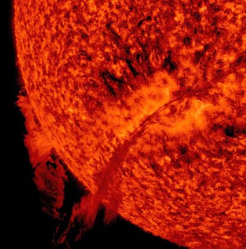 太阳神秘波浪秒速度达2000公里-太阳表面一角的图像