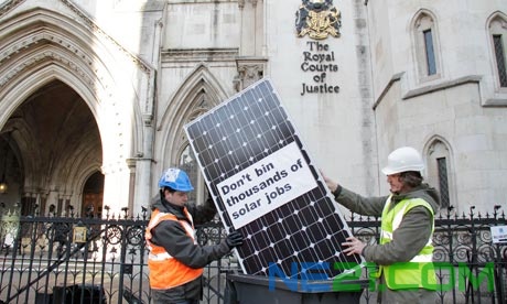 图：太阳能安装商在英国皇家法院前抗议政府削减太阳能补贴引发的失业问题。（自“地球之友”）