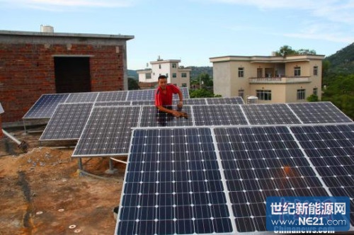 林斌斯的太阳能光伏发电装置安装在自家屋顶上 陈毅聪 摄