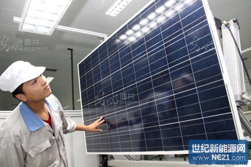 7月29日，江苏省连云港神舟新能源有限公司，工人在检验出口欧洲的太阳能光伏产品。