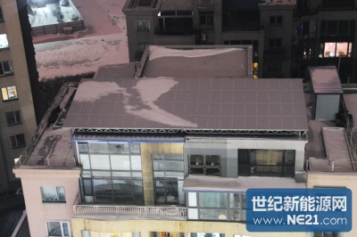 　　▲安装在楼顶的太阳能光伏电池组件。
