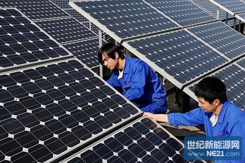　　图为江西上饶晶科能源控股有限公司员工正在组装屋顶太阳能电池组。 中国日报图片网供图