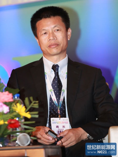 “2013中国国际太阳能高峰论坛”于8月2日在大同市举行。上图为日出东方太阳能股份有限公司董事长徐新建。(图片来源：新浪财经 梁斌 摄)