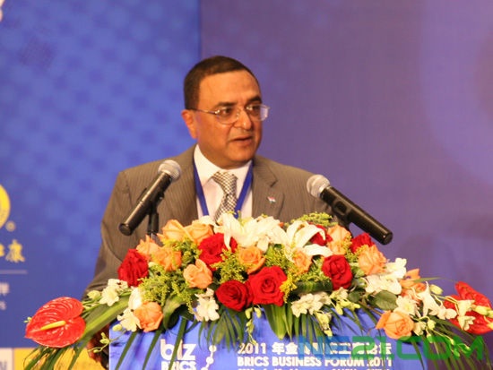 2011年4月13日，中国国际贸易促进委员会主办2011年金砖国家工商论坛在三亚召开。图为印度工商会联合会前会长、Great-Eastern能源公司董事长Y.K.莫迪演讲。