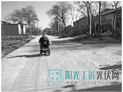 刘海斌在家门口的村道上“遛弯”