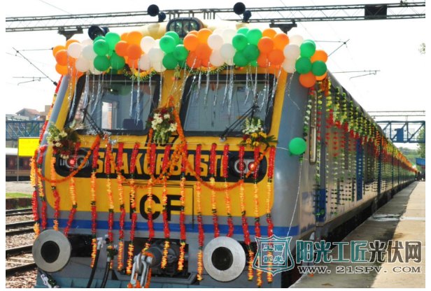 印度第一辆太阳能火车面世 司机称技术甚至超越中国高铁