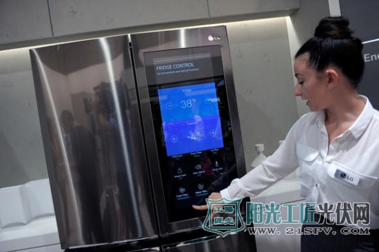 LG电子在IFA2017期间展示的一台智能冰箱(图片来自日经新闻网站)