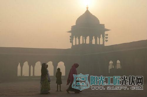 印度妇女在去年11月的严重雾霾期间走过德里贾玛寺（英国《金融时报》网站）
