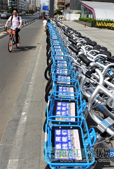 成都共享单车上的太阳能板俨然成为免费的广告位 引起市民愤怒