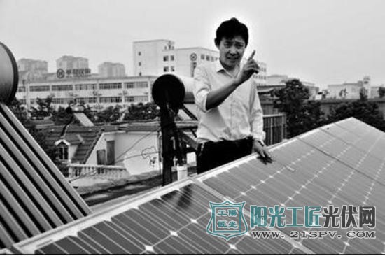 贾双喜向记者介绍太阳能电池板