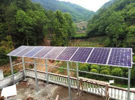 安康吉河坝社区一户村民家中刚刚搭建的太阳能电池板