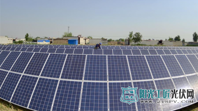 5月26日，工作人员在河北省新河县望腾村300KW光伏扶贫电站内检修设备