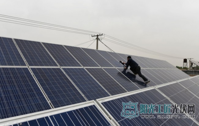 4月19日，在河北武强县，申请“光伏贷”业务的村民在自家屋顶上清洗光伏发电板。