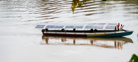 行驶在亚马逊河上的太阳能全动力船