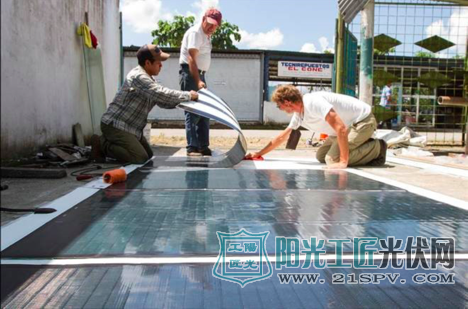 工作人员在用薄膜太阳能组件制作船只顶棚