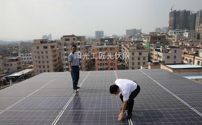 花9万年省1.8万 市民楼顶装太阳能发电
