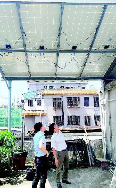 刘超宇在自家屋顶建设的光伏发电项目
