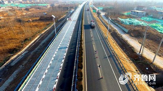 能充电能融雪 国内首段“太阳能”高速公路通车啦