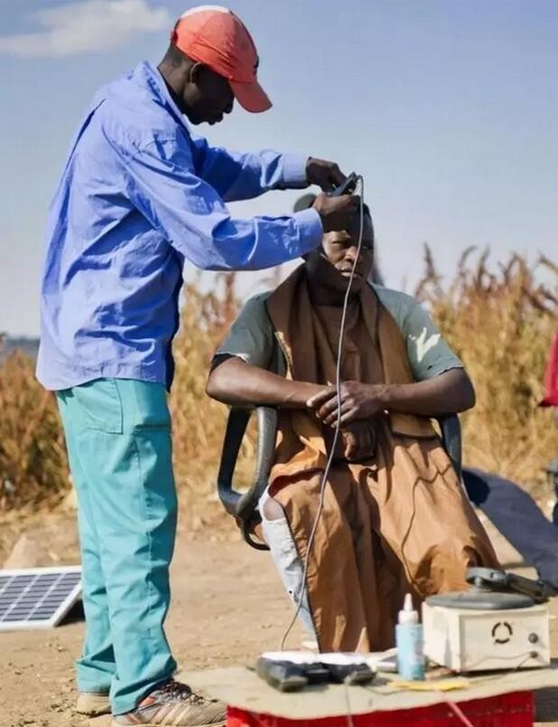 太阳能光伏理发店竟开到南非荒山野岭