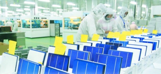 合肥高新区某太阳能有限公司，工人正在生产太阳能电池片。