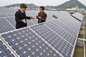 仇成丰在向记者介绍太阳能并网发电项目