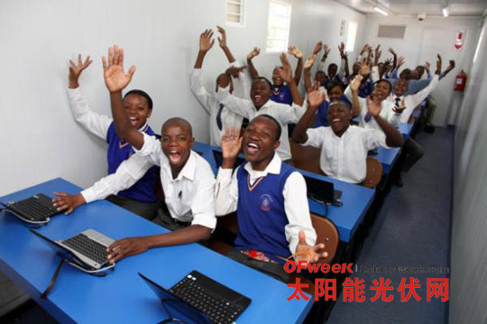 每个教室都配备了一个125厘米长的电子“黑板”——太阳能互联网笔记本，三星的Galaxy平板电脑以及wi–fi相机