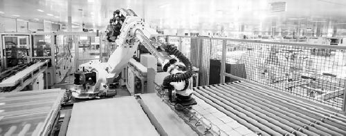 东磁公司生产基地，机械臂正在加工硅片