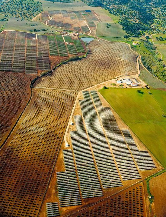 赛尔帕工厂有52,000块电池板，覆盖面积为九十英亩，这些电池板能容纳将近四百万块太阳能电池（黑色正方形）。